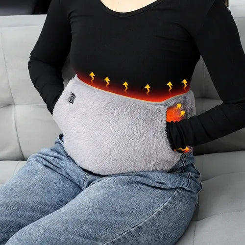 Faja térmica eléctrica recargable puesta sobre el abdomen, entregando calor para aliviar cólicos