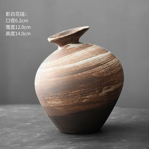 Jarrón de Terracota Negra Estilo Japonés – Diseño Abstracto