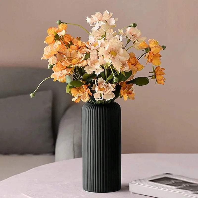 Jarrón Elegante con Rayas Efecto Cerámica – Resistente y Decorativo