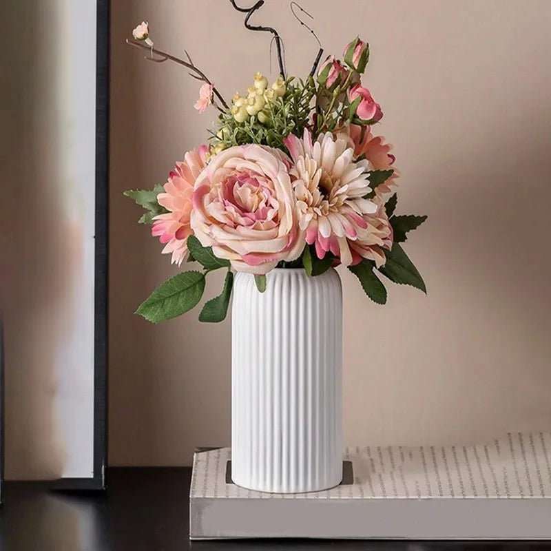 Jarrón Elegante con Rayas Efecto Cerámica – Resistente y Decorativo