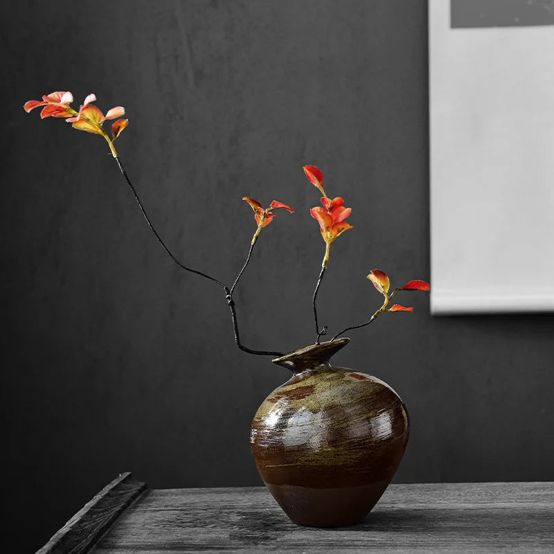 Jarrón de Terracota Negra Estilo Japonés – Diseño Abstracto