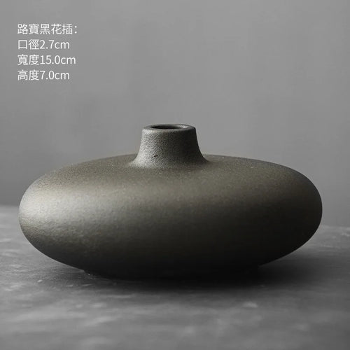 Jarrón de Terracota Negra Estilo Japonés – Diseño Abstracto