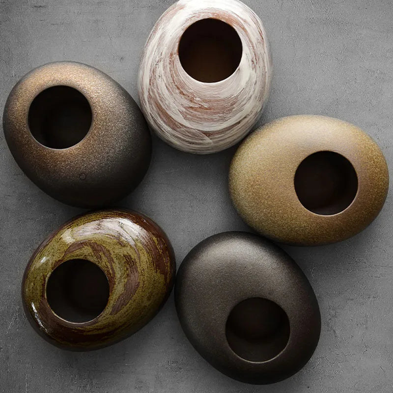 Jarrón de Terracota Negra Estilo Japonés – Diseño Abstracto