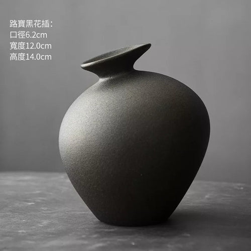 Jarrón de Terracota Negra Estilo Japonés – Diseño Abstracto