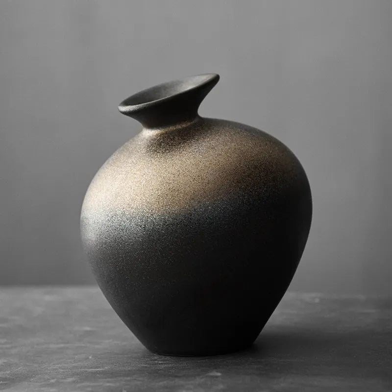 Jarrón de Terracota Negra Estilo Japonés – Diseño Abstracto