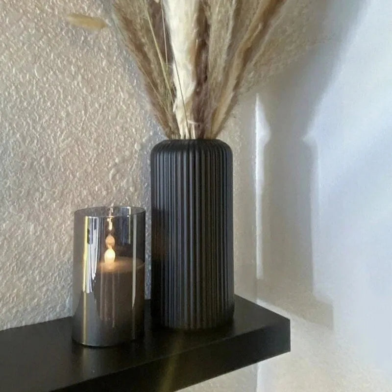 Jarrón Elegante con Rayas Efecto Cerámica – Resistente y Decorativo
