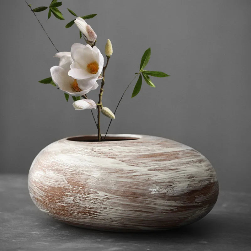 Jarrón de Terracota Negra Estilo Japonés – Diseño Abstracto