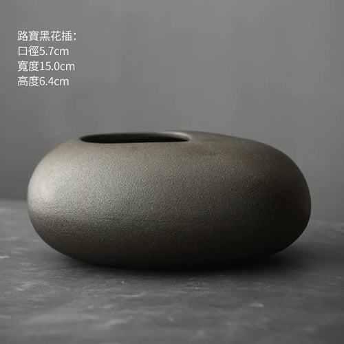 Jarrón de Terracota Negra Estilo Japonés – Diseño Abstracto